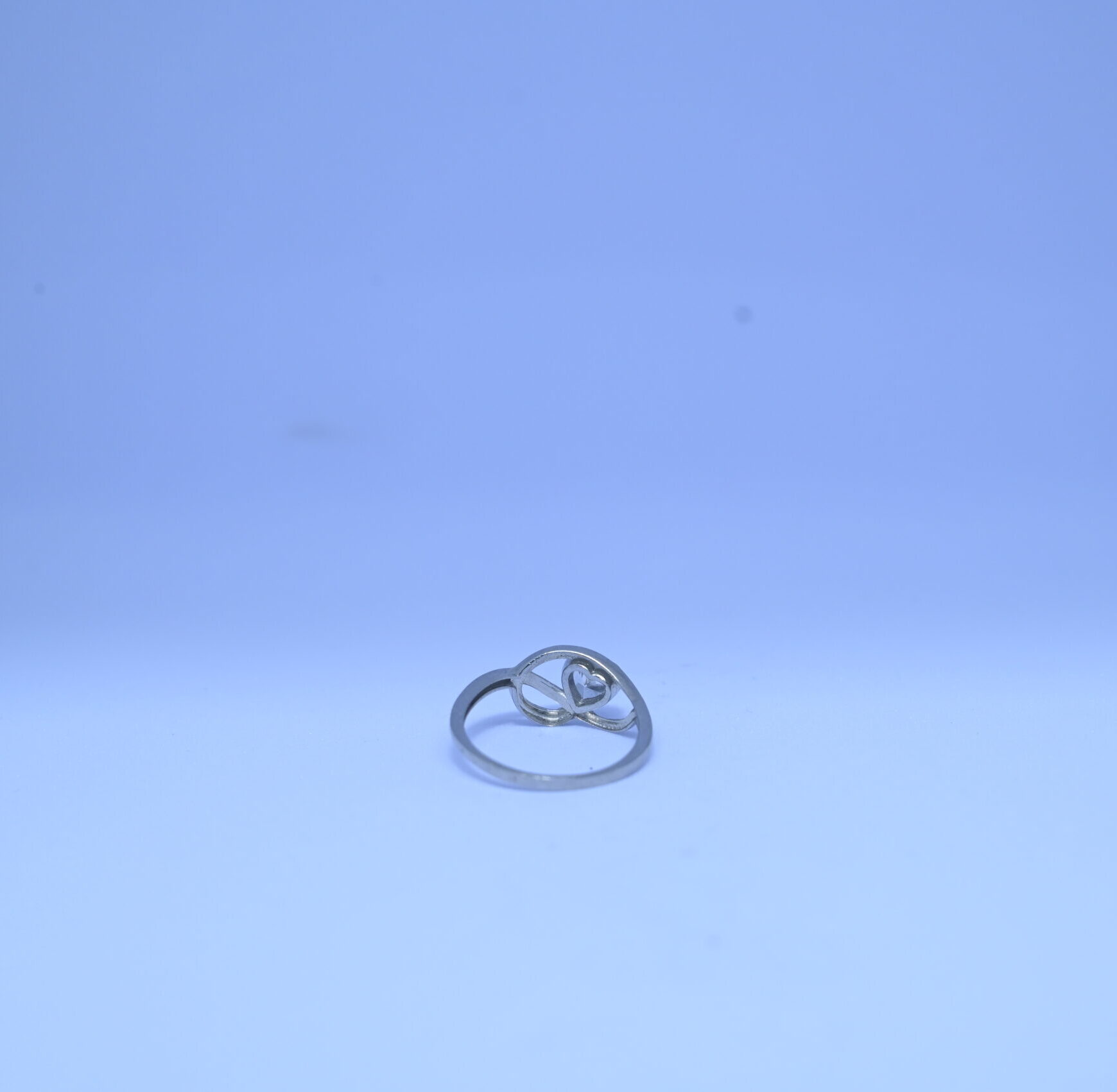 Women’s Sterling Silver Heart-Shaped Solitaire Ring with Elegant Band Design - Image 2